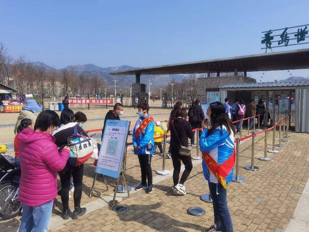 十梅庵青島梅園,嚴格按照疫情防控要求,安排專人在門口測溫驗碼,提醒