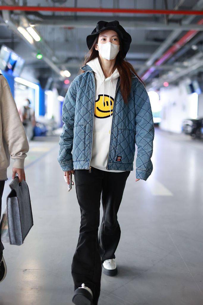 金晨戴黑色潮帽现身机场蓝外套内搭笑脸卫衣清爽时尚