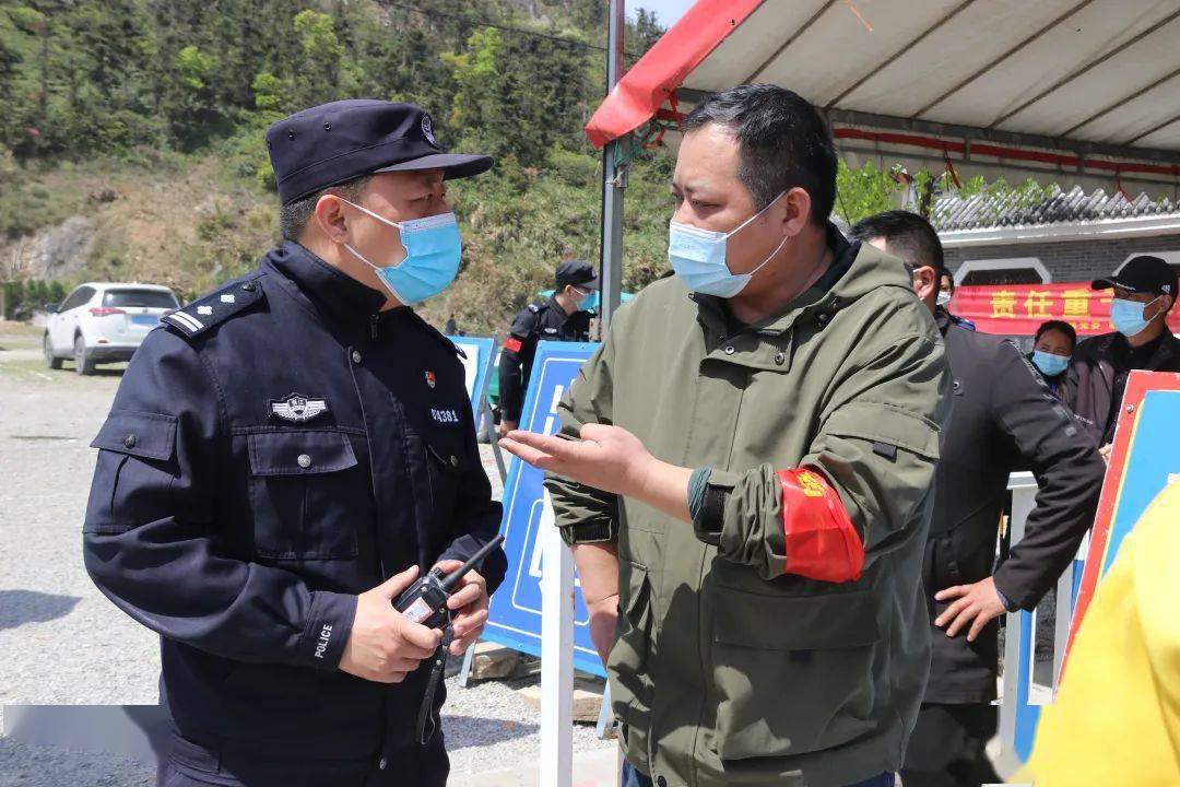 他带着同伴拦下了警车……_松门_陈仁_人员