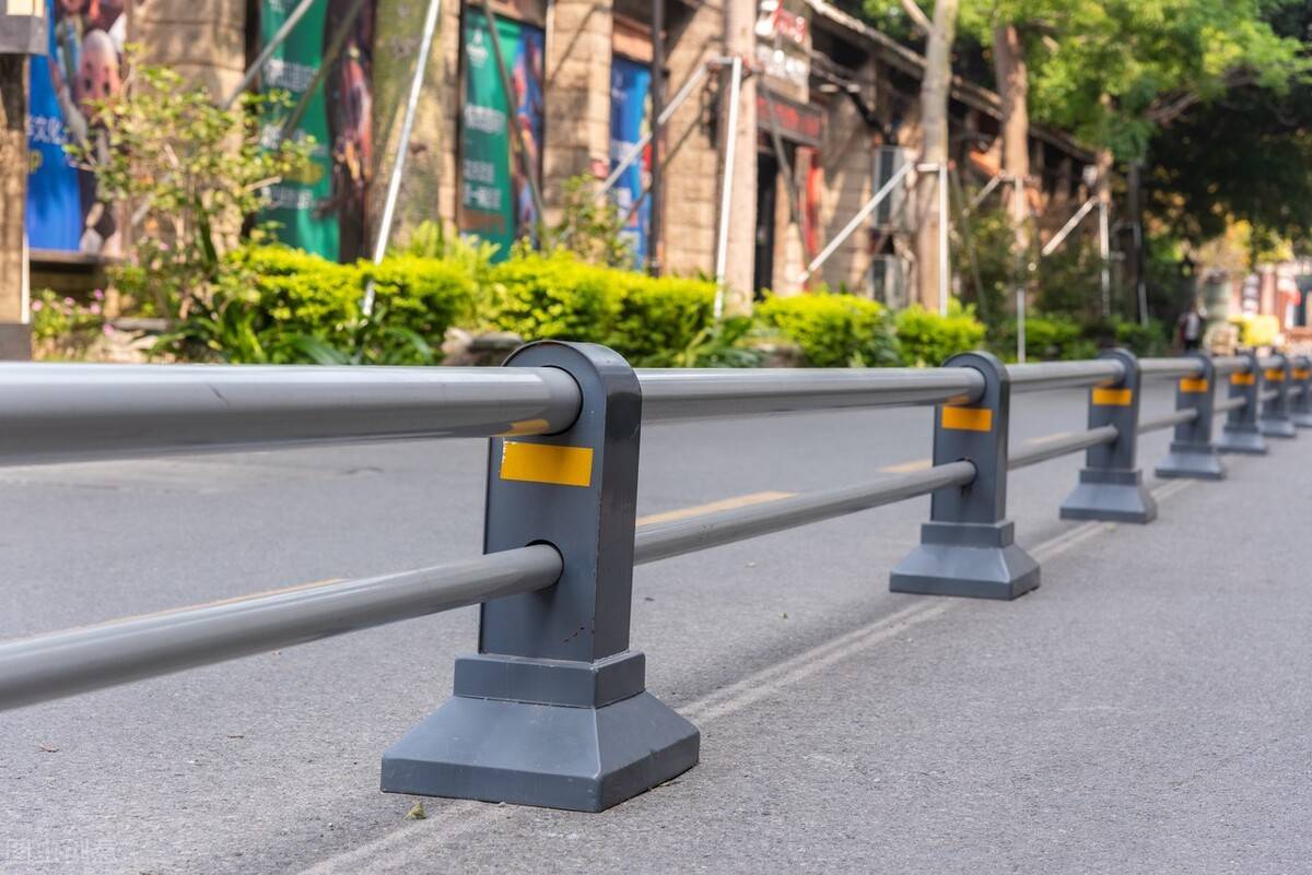 成都光华东三路的栏杆是否可以拆除?