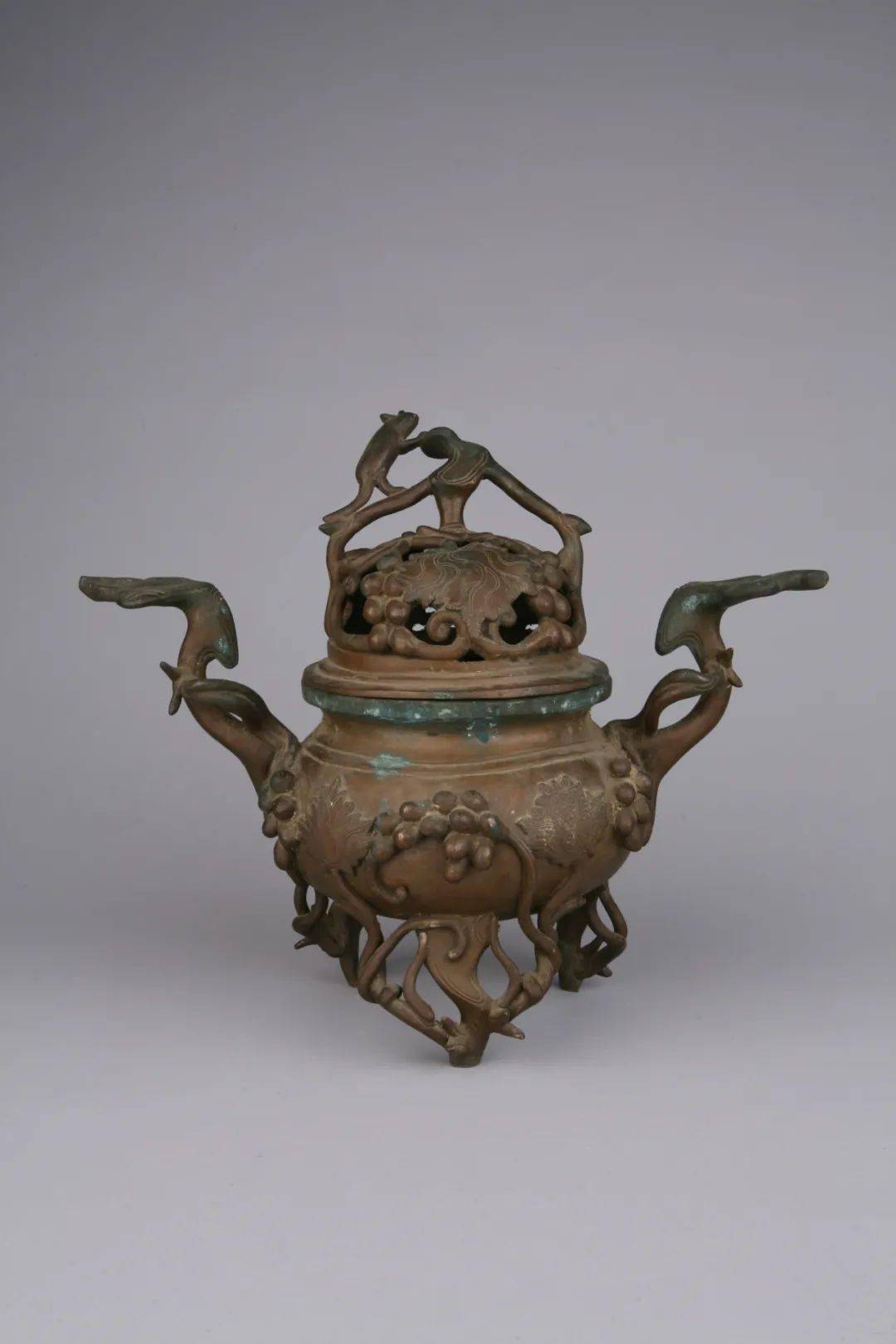 看古今国家三级文物明葡萄纹鼠纹浮雕镂空铜熏炉