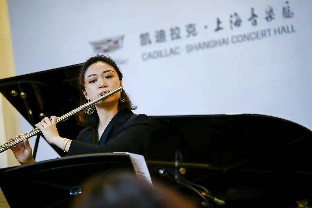 音乐会当天恰逢3月8日,两位青年女性音乐家:长笛演奏家刘宗琴,钢琴