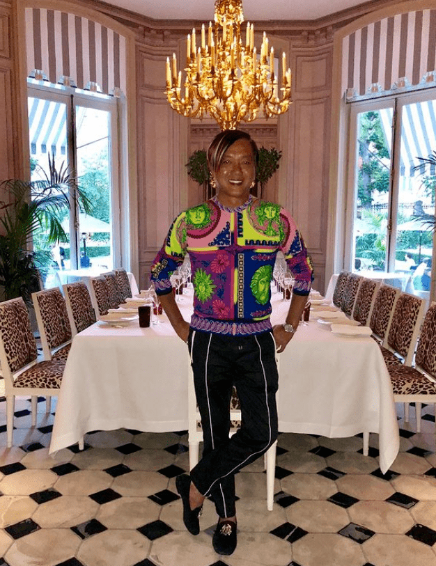 看洪永时的照片,经常有种眼睛无处安放的困扰,因为要素过多,一时不