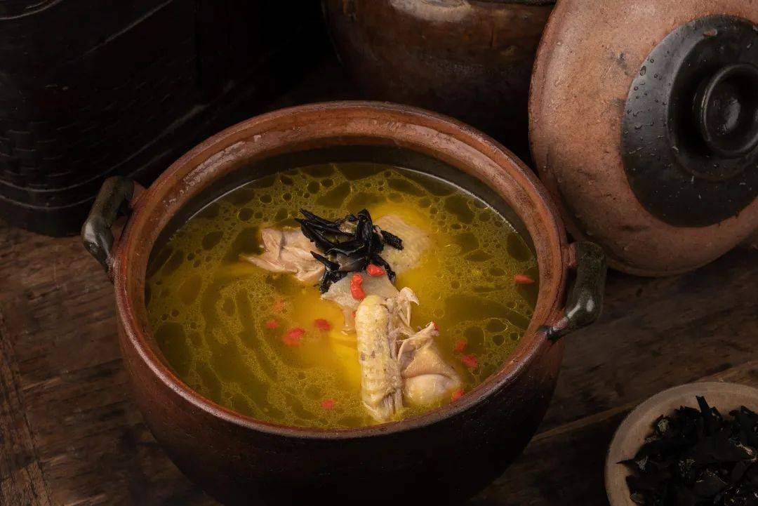 美食带你游安徽 | 养生美食九华黄精石耳母鸡汤_九华山_土鸡_青阳