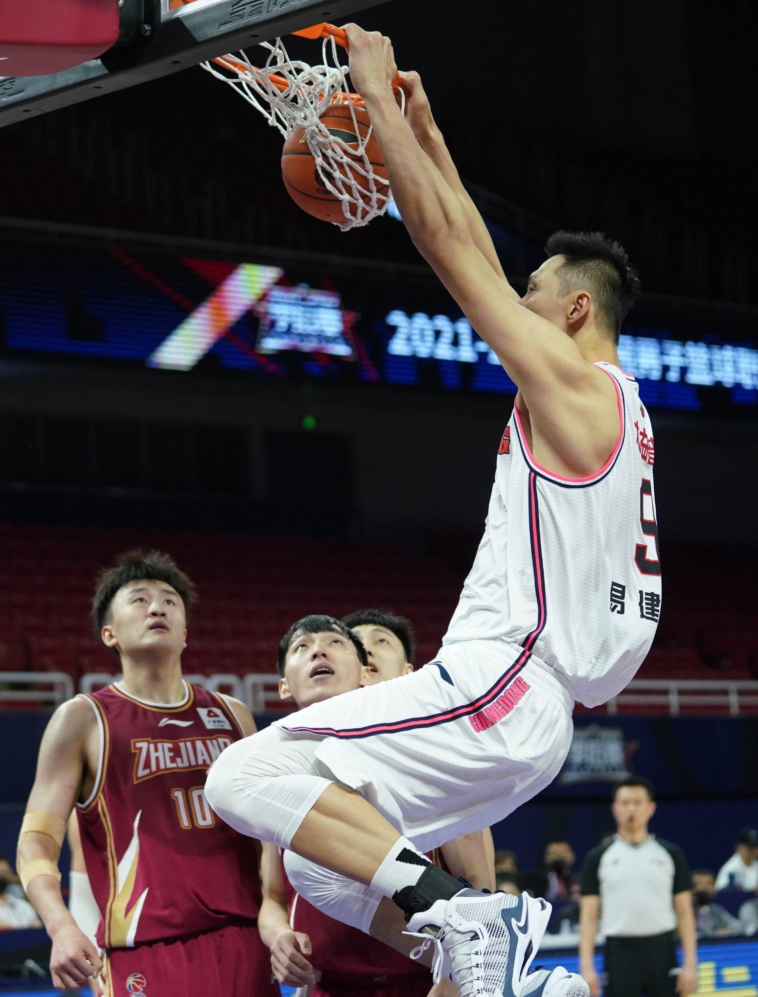 易建联nba扣篮集锦高清图片