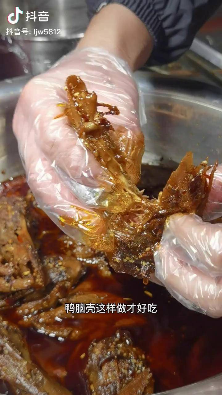 這樣做的冷吃麻辣鴨腦殼好吃得板麻辣鴨頭鴨脖抖音美食創作人四川小吃