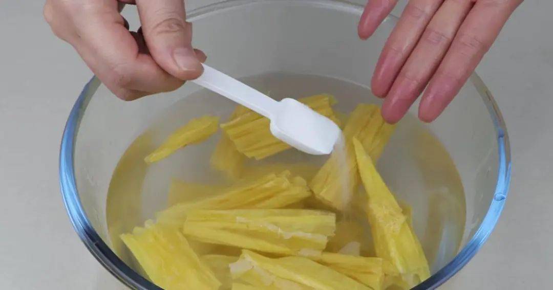 泡发腐竹时不要只知道用水泡加入2样东西柔软有弹性更没硬芯