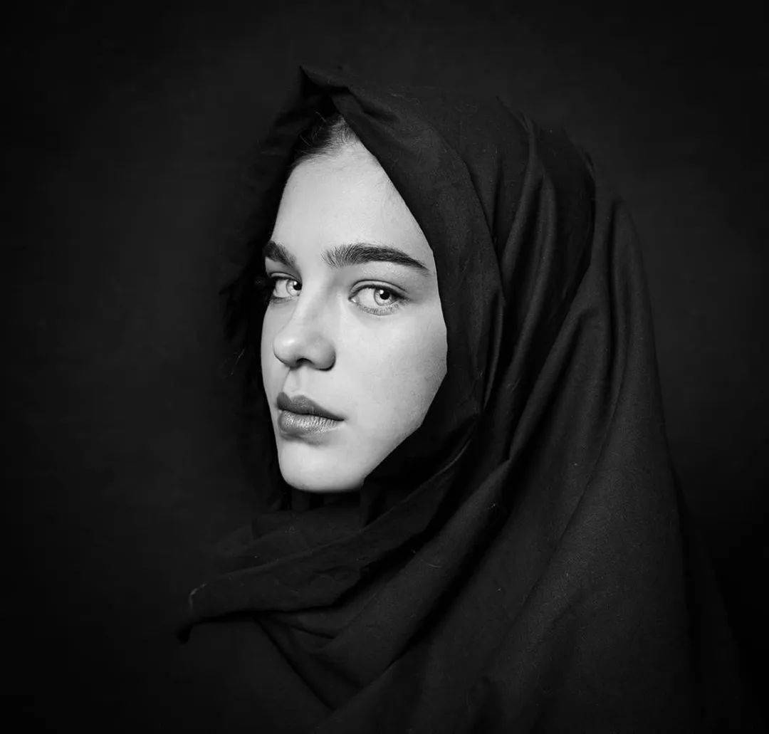 摄影师镜头中,透视灵魂的黑白肖像_作品_教育部_少年儿童