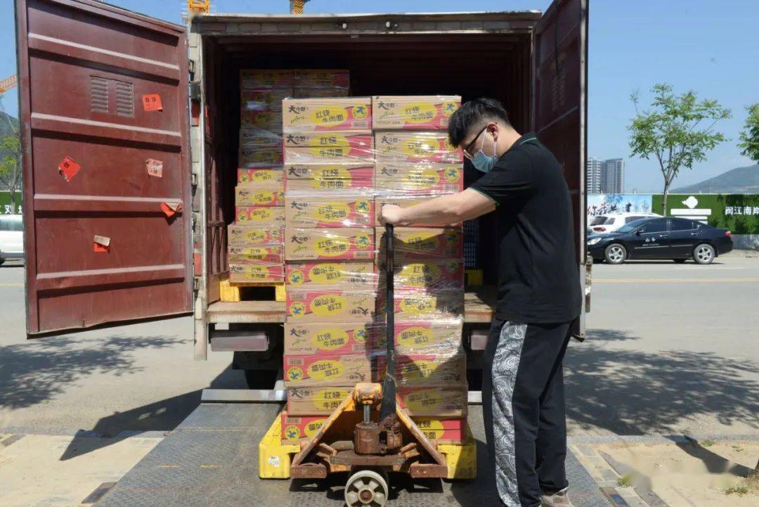 (慰问物资由专车派送)"这车装运的是泡面和水果,卸下之后大家注意