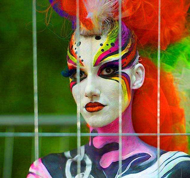 似乎没有什么材质上是不能画画的,在油画布上,纸上,墙上,甚至人身上都