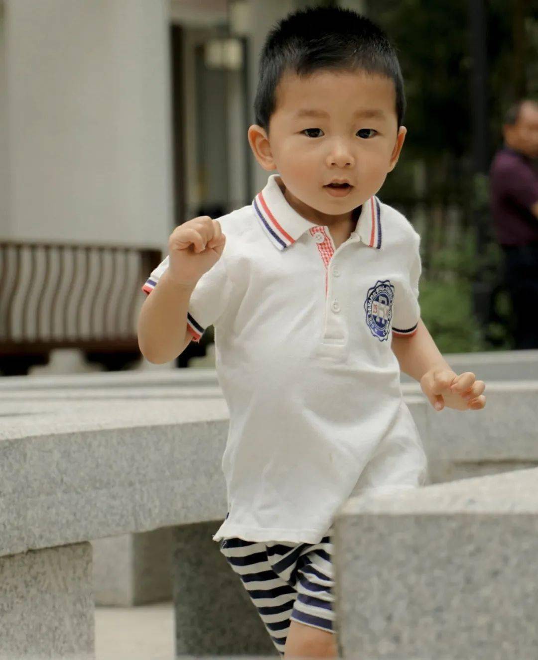 小四班大家好,我是小三班的王靖轩,我喜欢运动,听故事,最喜欢和小伙伴