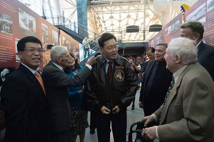 驻美大使秦刚身穿飞虎队夹克讲话美国空军前参谋长驼峰航线的故事值得