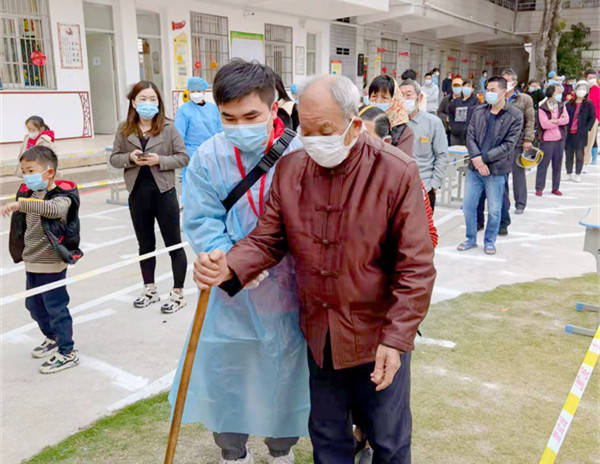 党旗飘扬同心战疫法徽闪耀守护民生