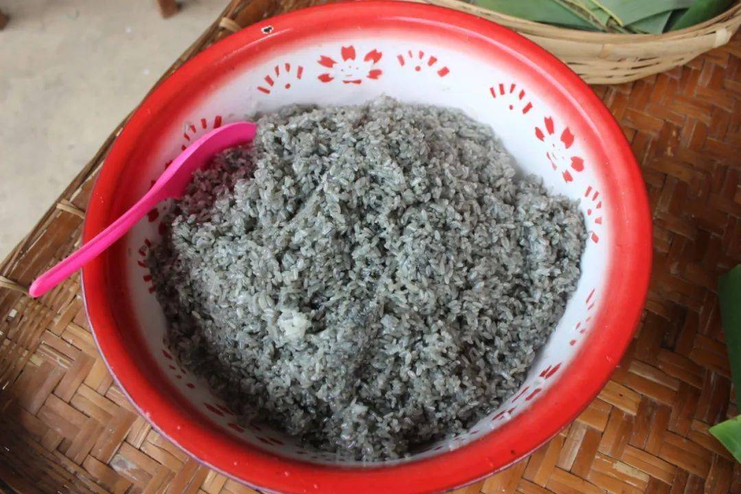 软糯香甜的湾甸傣家泼水粑粑,想不想来一口!