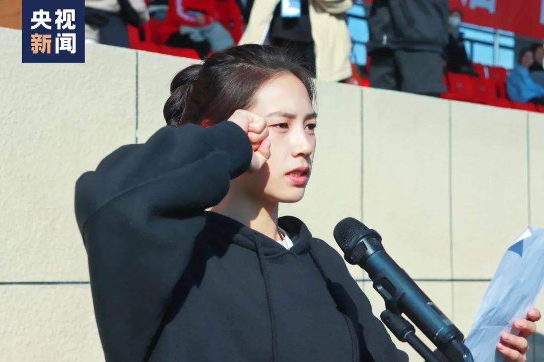 同时,沈梦可的日常生活也丰富多彩带军训,加入学生会