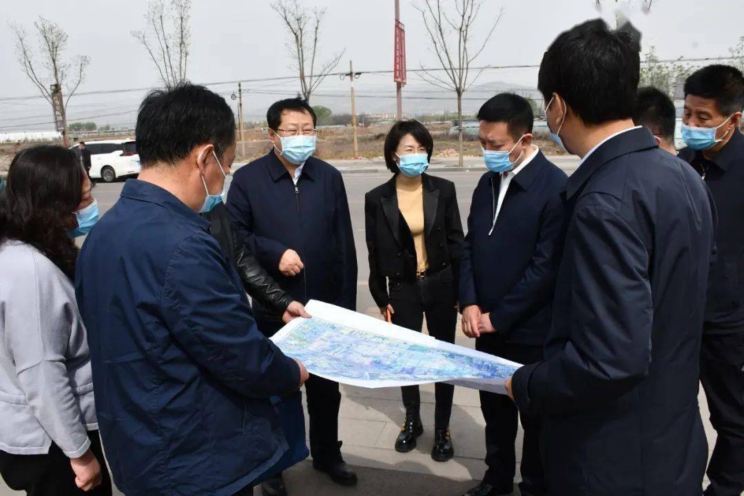 4月11日,太原市人大常委会副主任,清徐县委书记王剑峰,县委副书记李