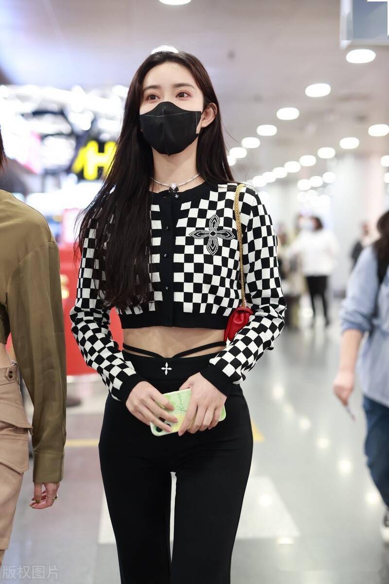 街拍孟子义黑白色棋盘格针织开衫绑带西裤精致时尚