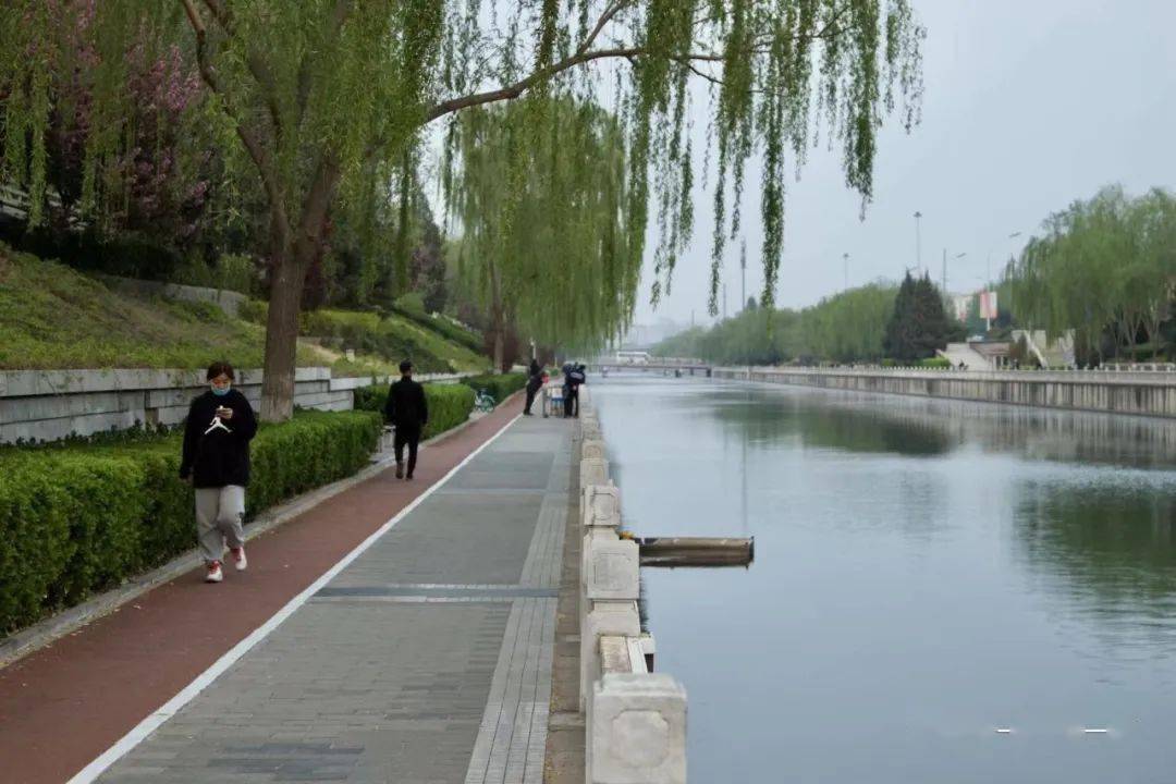 北京护城河多深图片