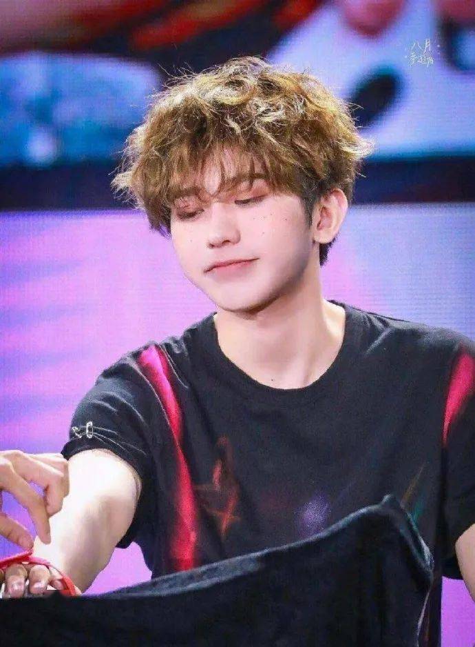 卷毛造型的男生可帅可甜太招人喜欢了