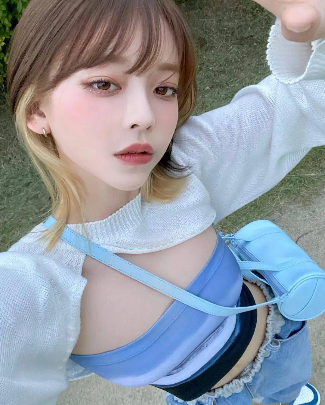 首先来看被誉为韩国「微笑女神」的taeri姜泰莉,除了颜值依旧很能打