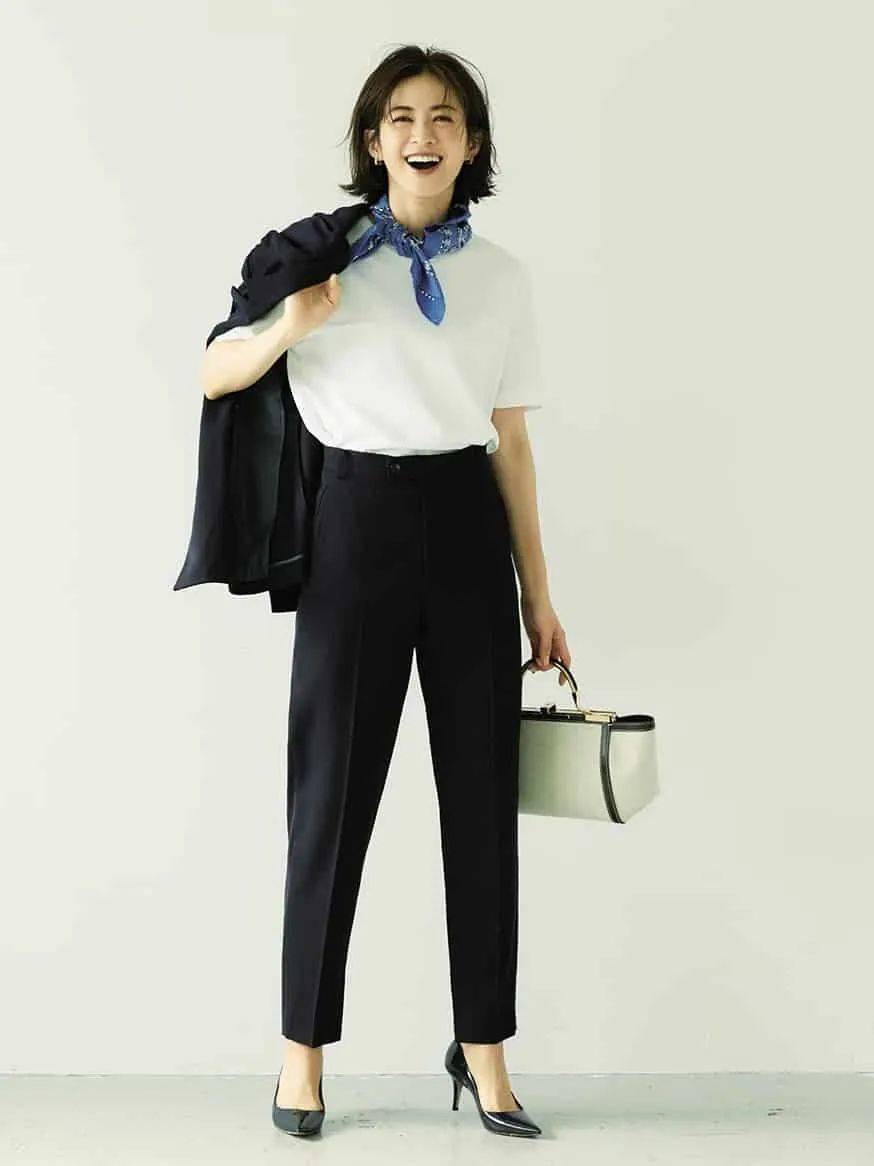 最不挑人的白t恤穿法配条丝巾瞬间摆脱路人感