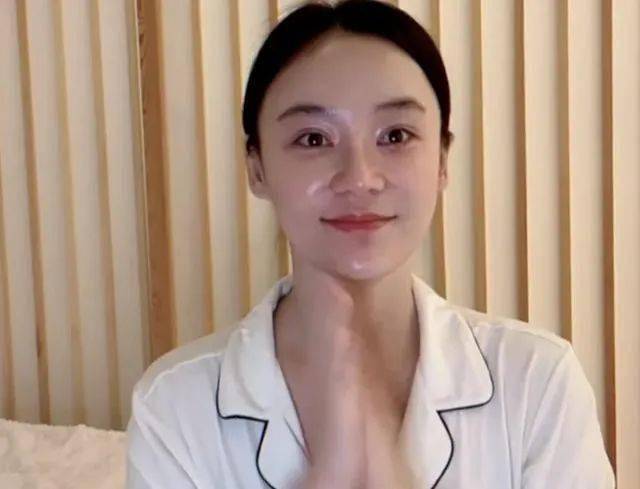 35岁袁姗姗分享护肤教程当她揭开眼膜被她的素颜皮肤惊住了