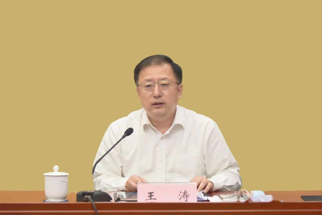 市委常委,副市长王涛在主持会议时强调,全市教育系统要全面加强政治