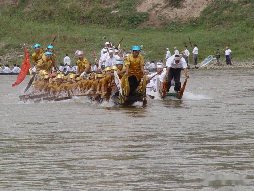 最隆重的当数景洪澜沧江畔的龙舟赛了.
