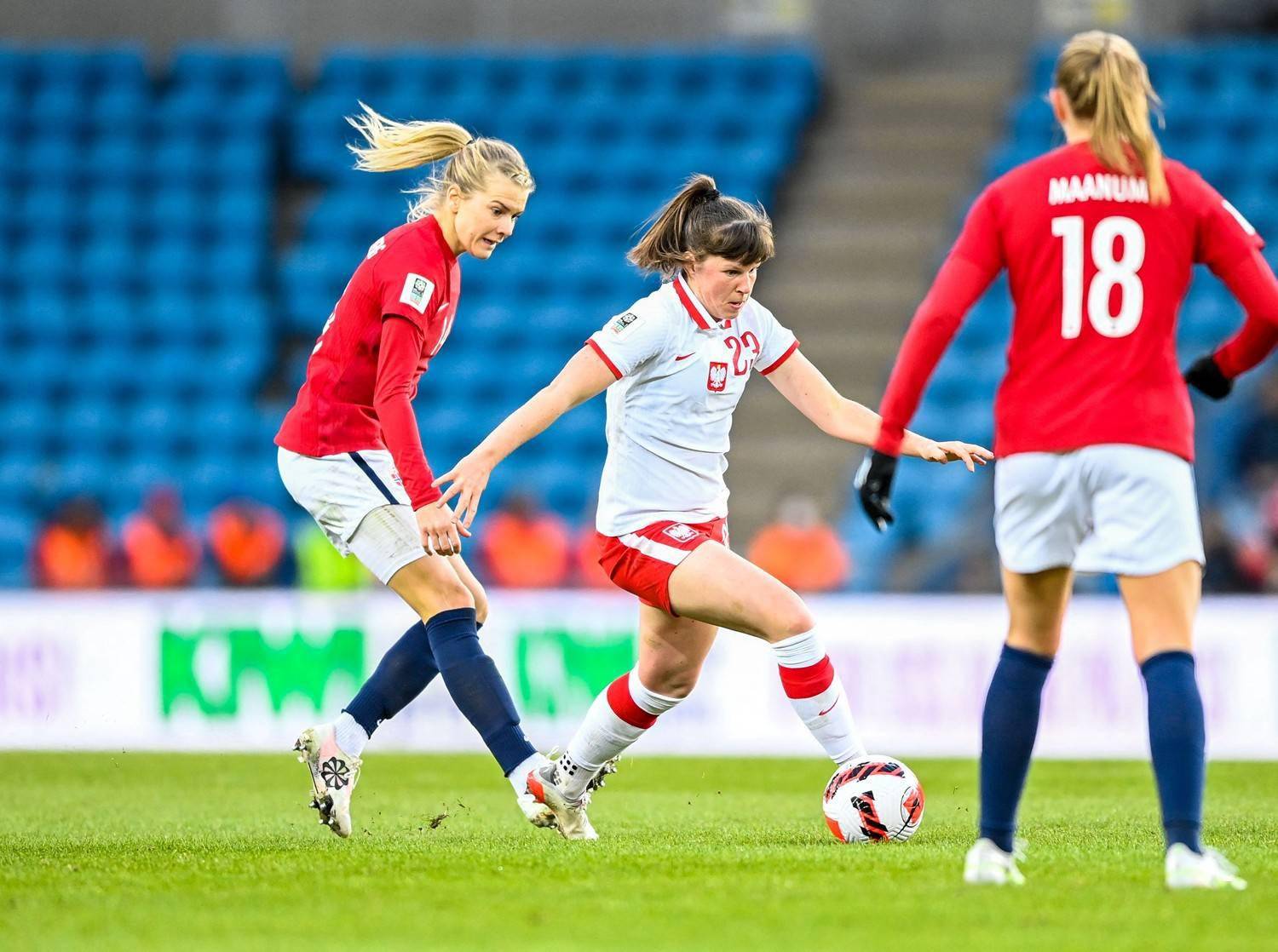 其中坐镇主场的挪威女足2比1战胜波兰女足,继续位列小组榜首.