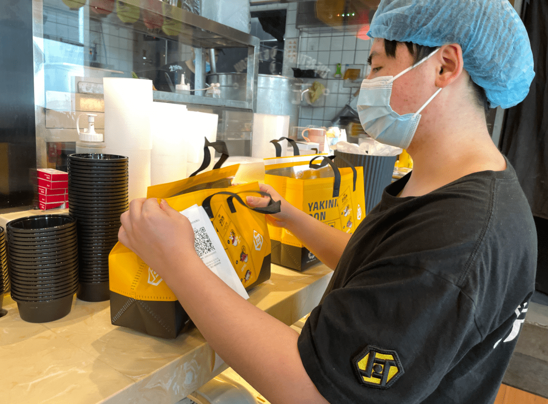 外卖小哥急匆匆的穿梭在不同楼层,奔波于各个商家的外卖取餐区