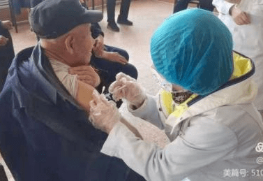 4月6日下静游村妇联协助镇卫生院医护工作人员在静游镇敬老院以及娄烦