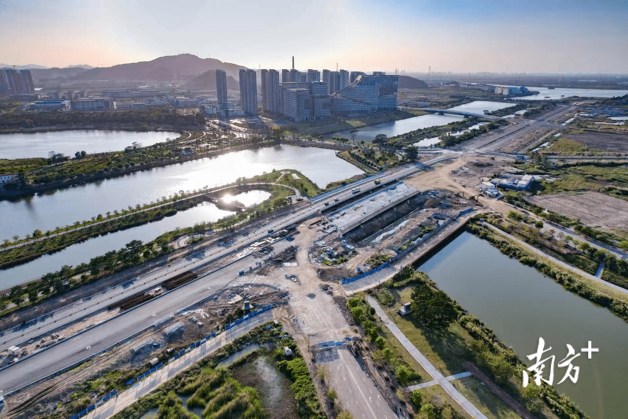 南方 盧子衡 拍攝在一個橫跨珠江的超級工程的登陸點,包括深中通道