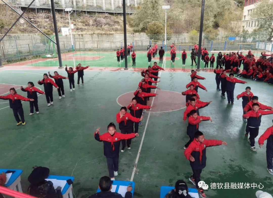 德钦县第一小学:民族文化融体育 校园教育新亮点_课间操_筋骨_美育