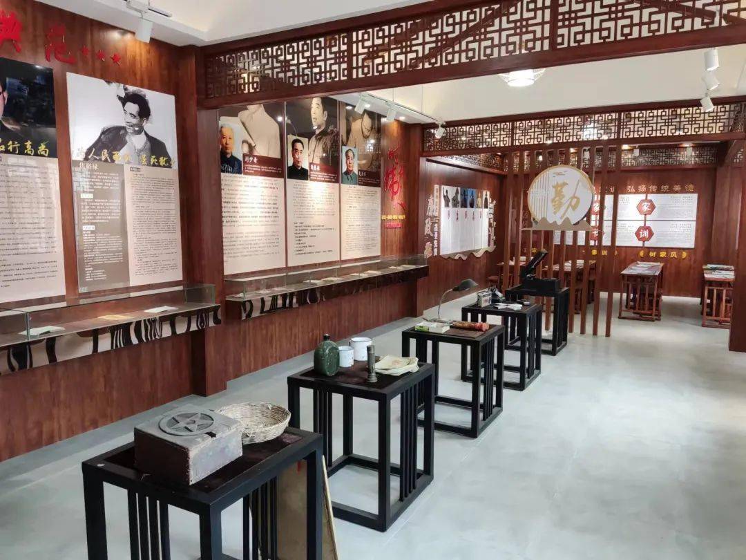 芦花岗家风家训馆位于禹王台区南郊乡芦花岗社区,建筑面积约200㎡,以"