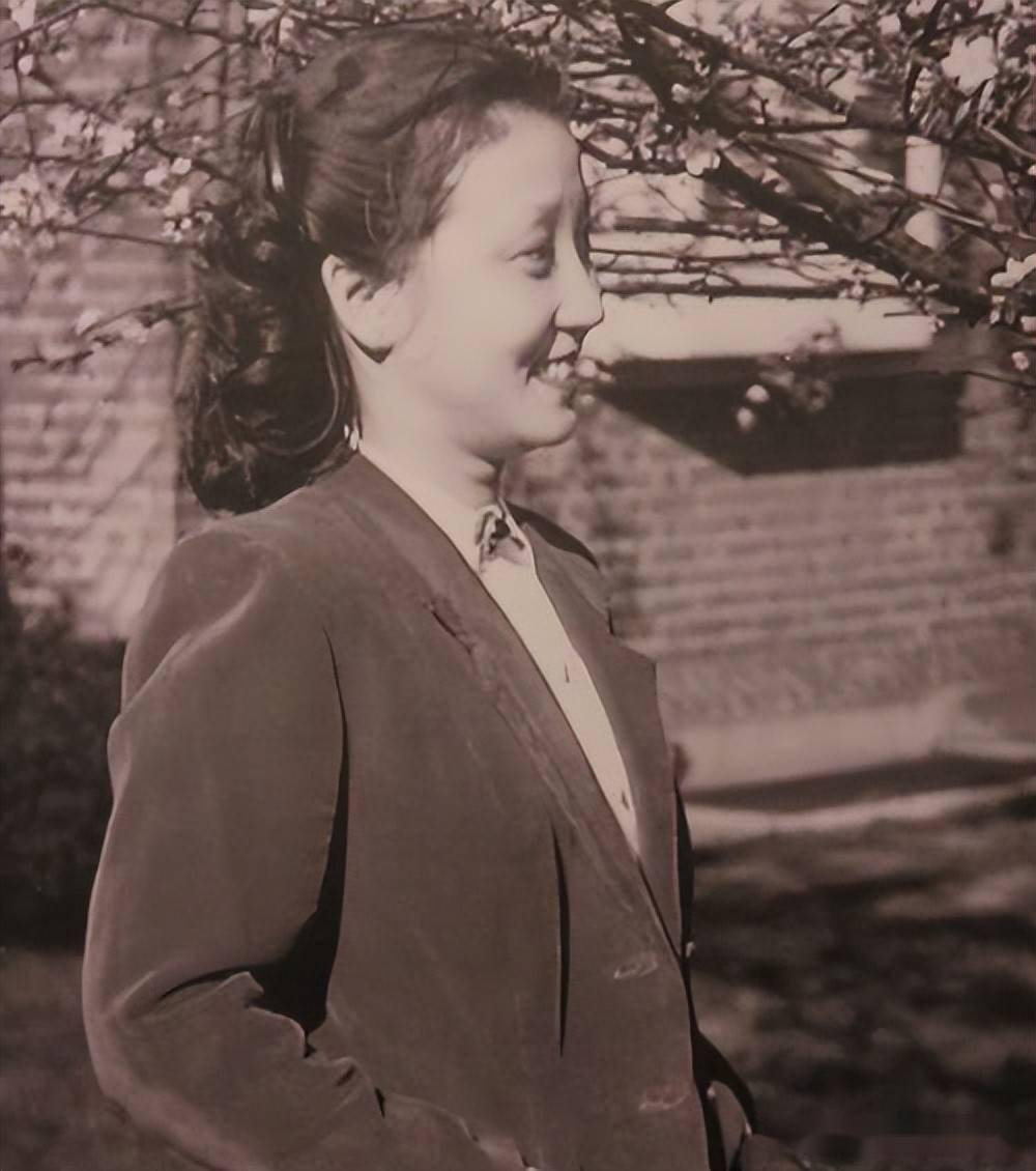 蒋英年轻时候的照片图片