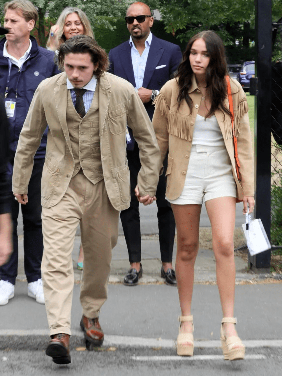 小贝嫁个儿子,风头全被丈母娘给抢了!