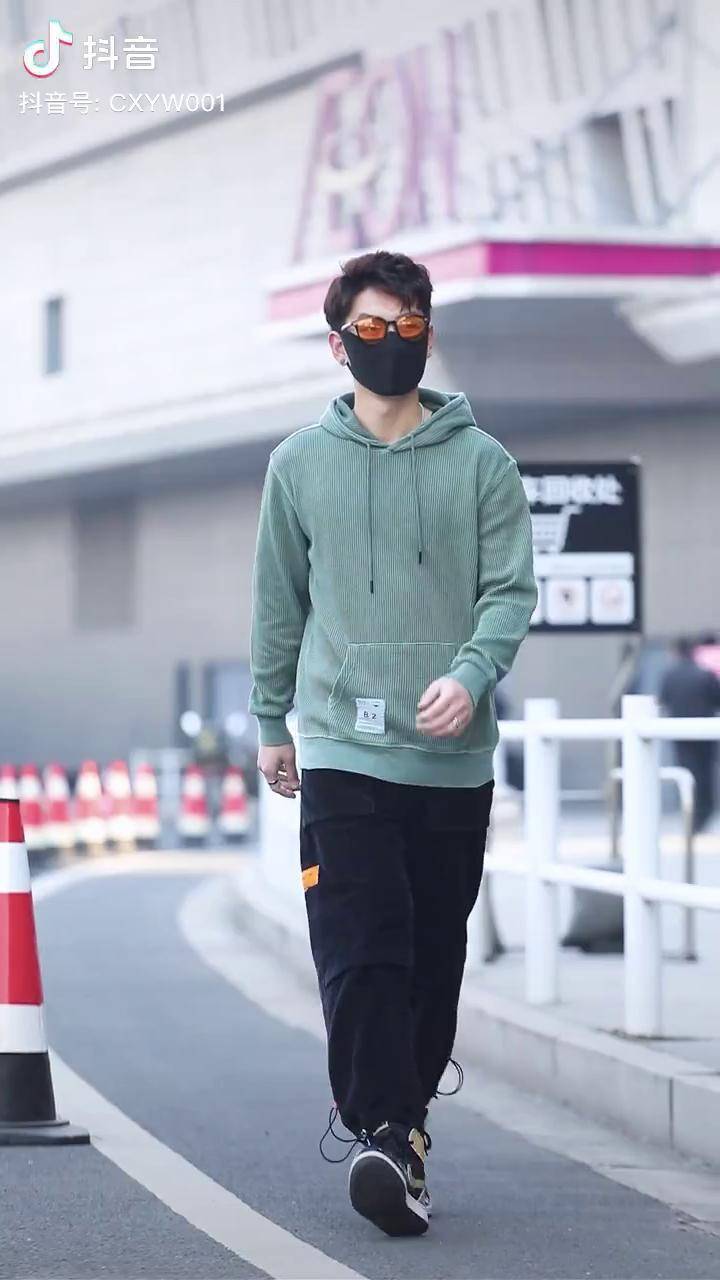 时尚街拍男生穿搭潮流穿搭潮酷穿搭穿搭每日穿搭卫衣卫衣穿搭我要上