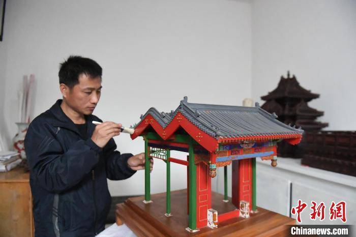 河北手工匠人传承古建文化 上万零件复原故宫角楼模型_李长久_建筑