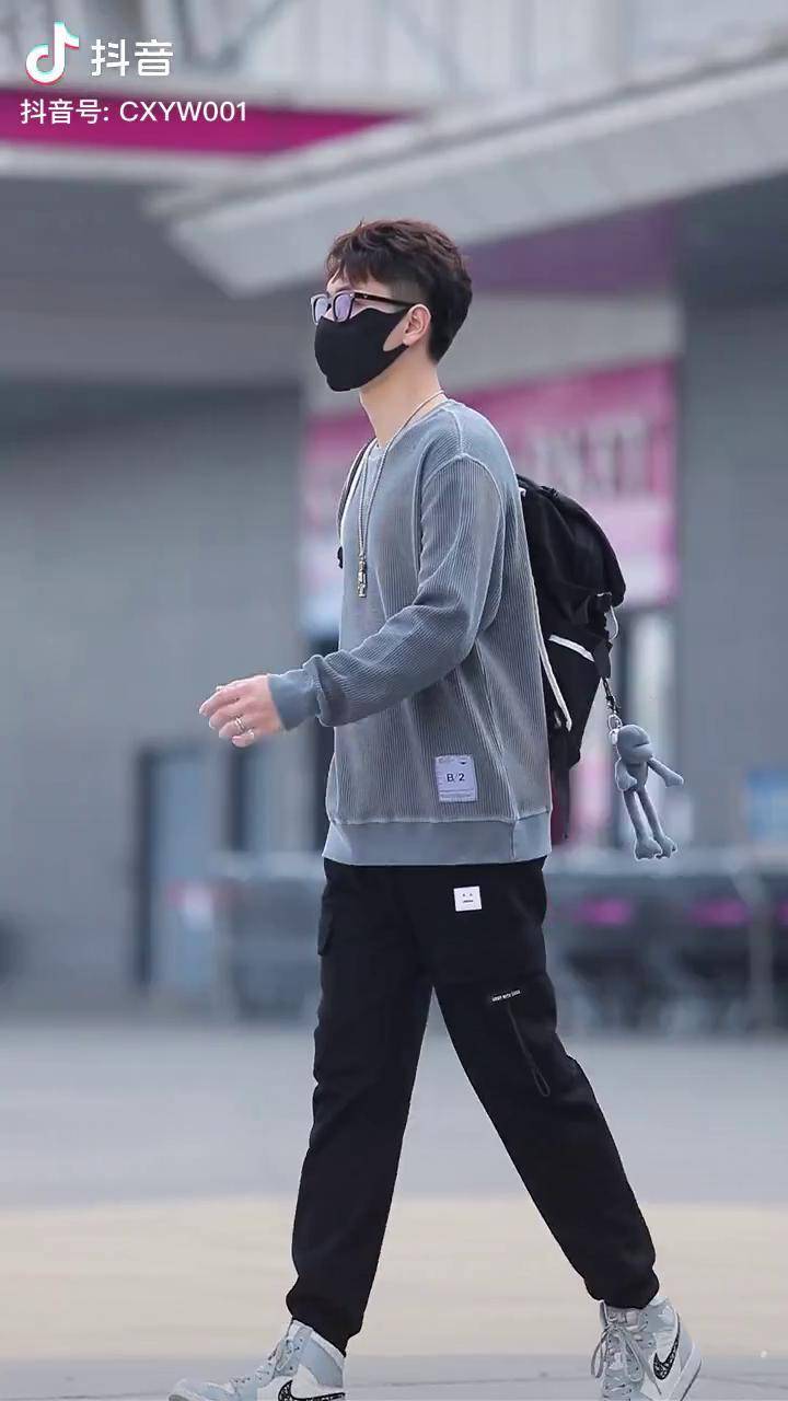 这件卫衣太好看了复古水洗工艺谁穿谁好看穿搭男装卫衣街拍dou小助手