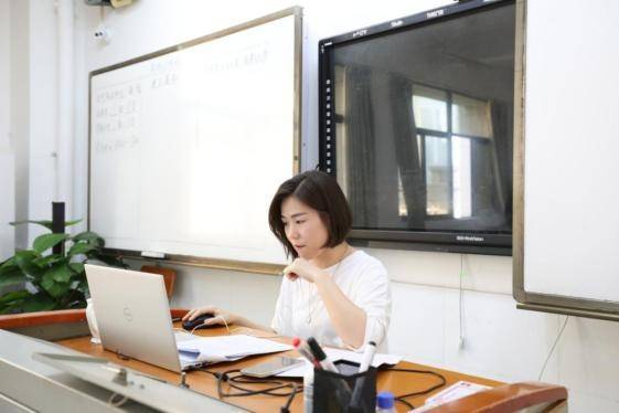 正在进行"巴蜀云课"教学的巴蜀教师(央广网发 巴蜀中学供图)正在进行"