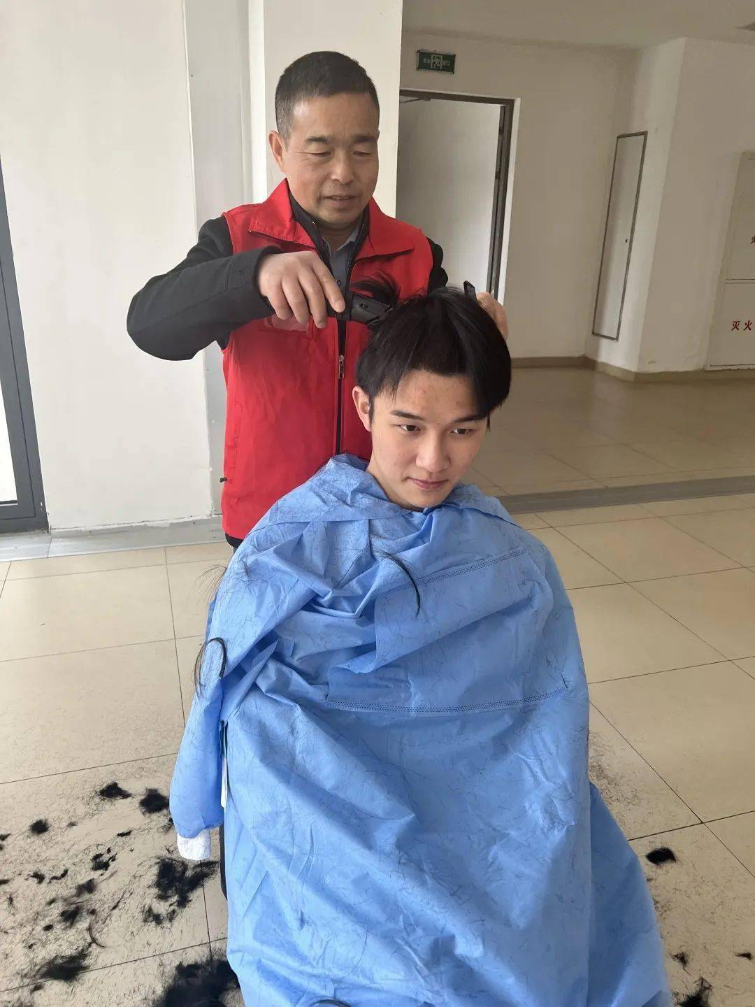 尽管只有推子梳子等简易工具手艺也不够精湛但他们依旧用心设计