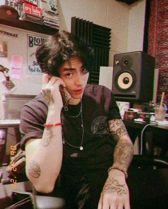 纹身男孩都穿什么风格?_朴宰范_硬汉_王信凯