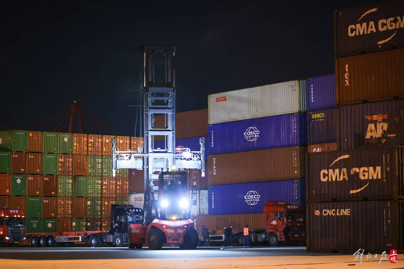 为保障国际物流供应链畅通,洋山港海事局严守海上疫情防控第一道防线