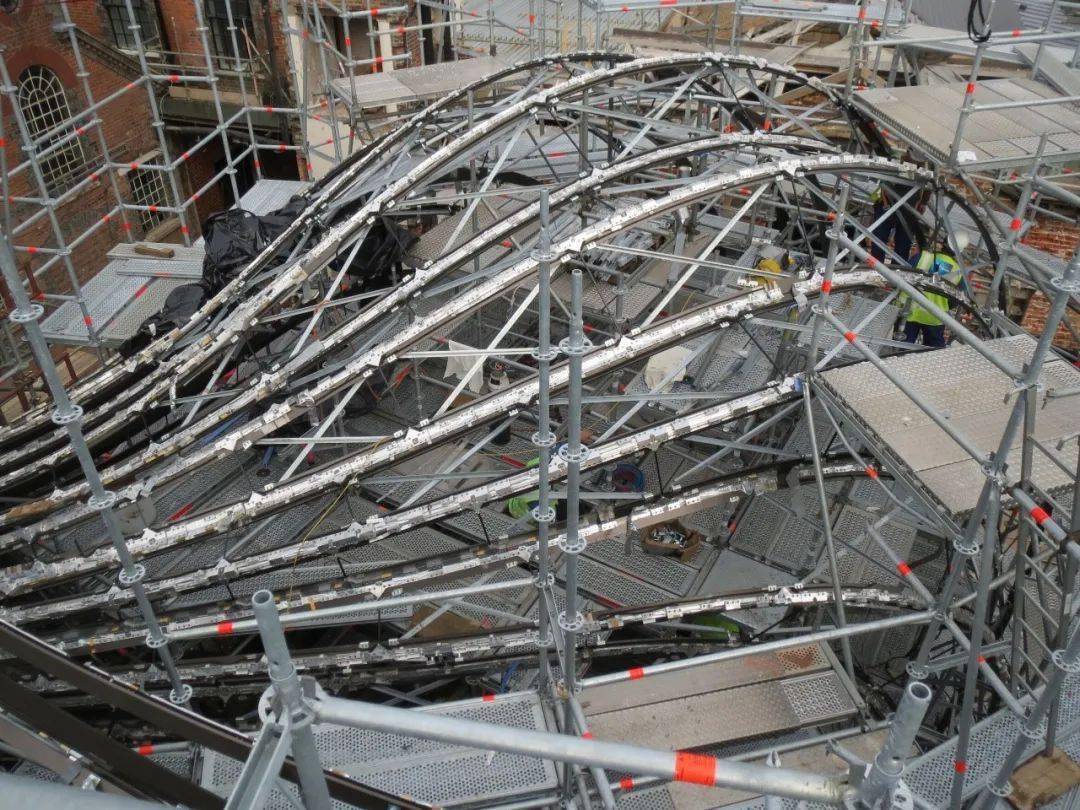 最终实现了由曲面玻璃覆盖的褶状结构为流线型钢结构做支撑