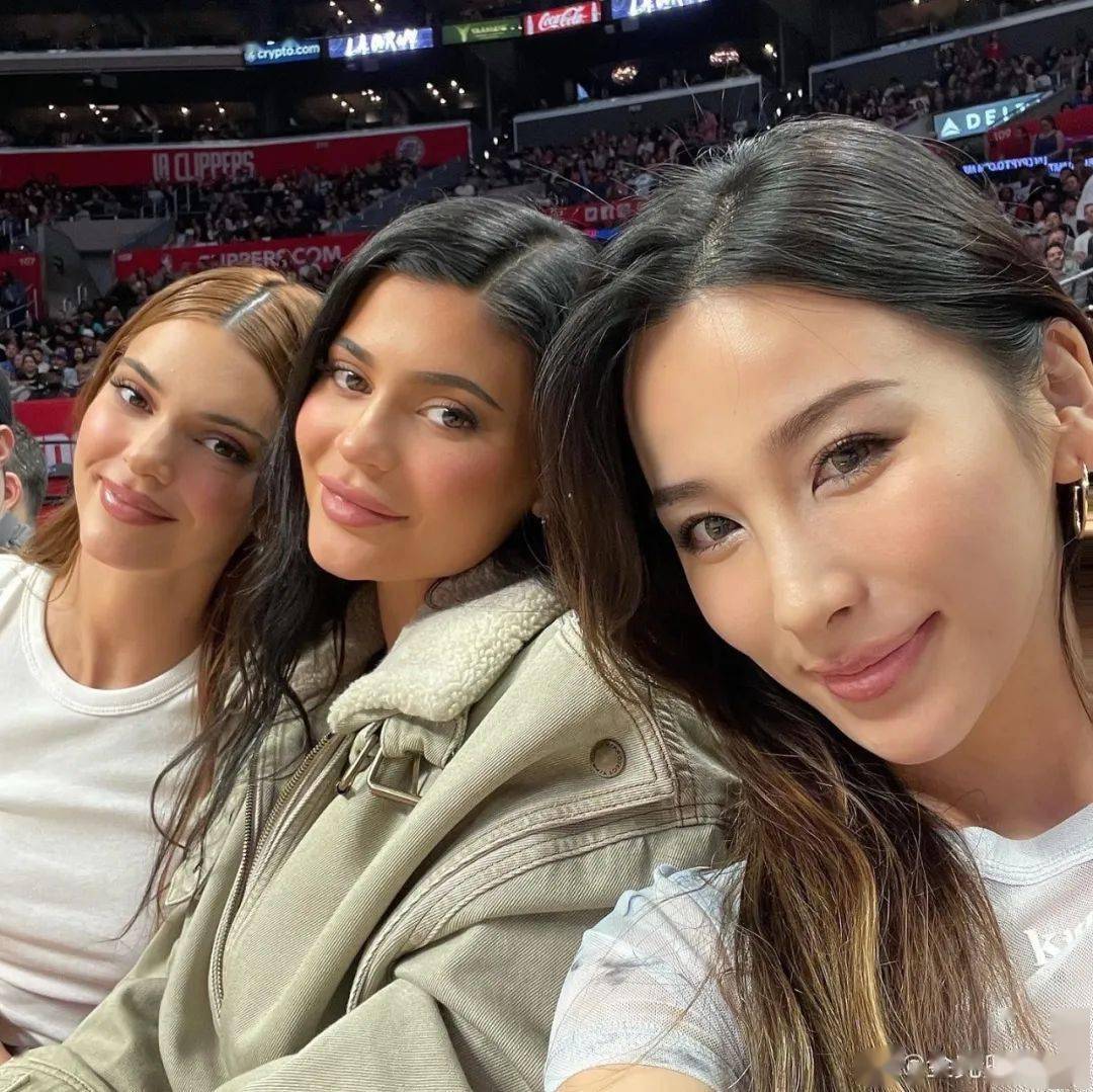 肯豆在姑娘的镜头前笑得很甜很温柔,看得出相互之间已建立了友好的