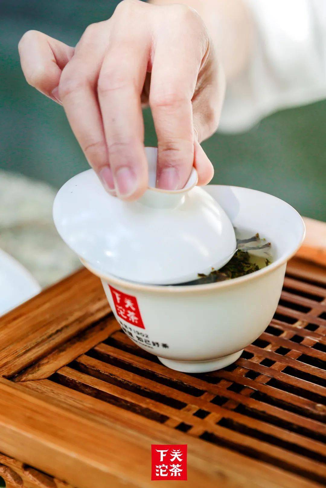 闻茶叶的香挂杯香