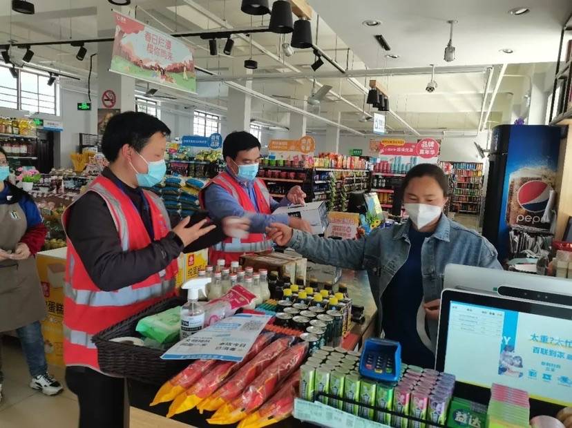 "防范区"不放飞 崇明港西镇"村团长们"持"卡"上阵为居民采购物资_物品