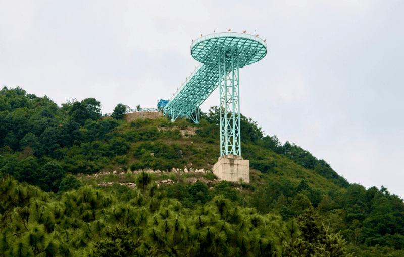 约上家人朋友,登临龙马山景区,来一场有氧"森"呼吸;到碧玉清溪的源头