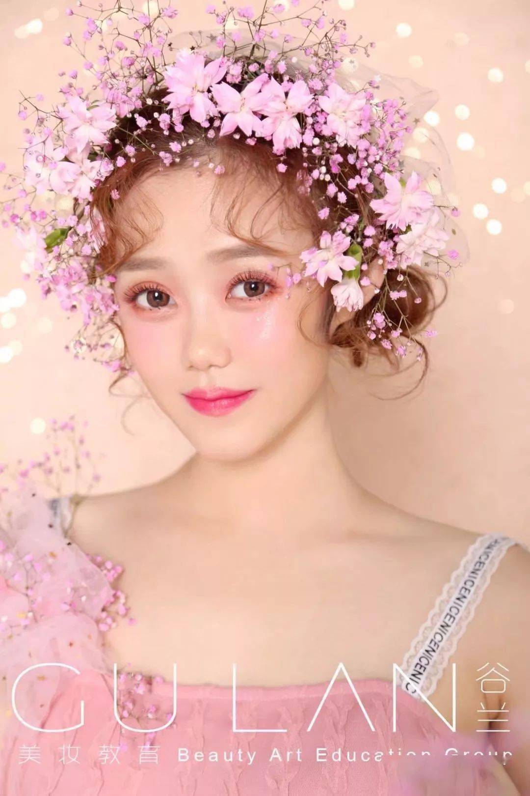 鲜花抽丝造型清新减龄妆容配以鲜花头饰让你仙气十足,鲜花造型搭上