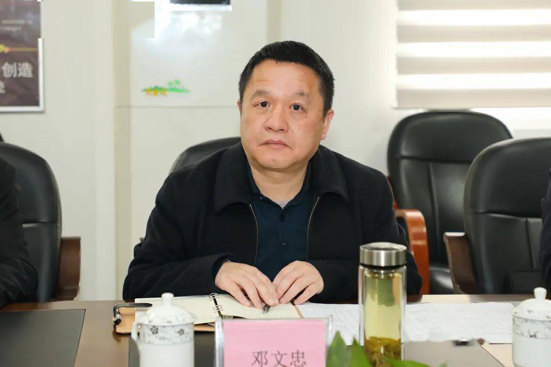 邓文忠,彭建湘一行来到萍乡新达科技有限公司,认真听取企业负责人的